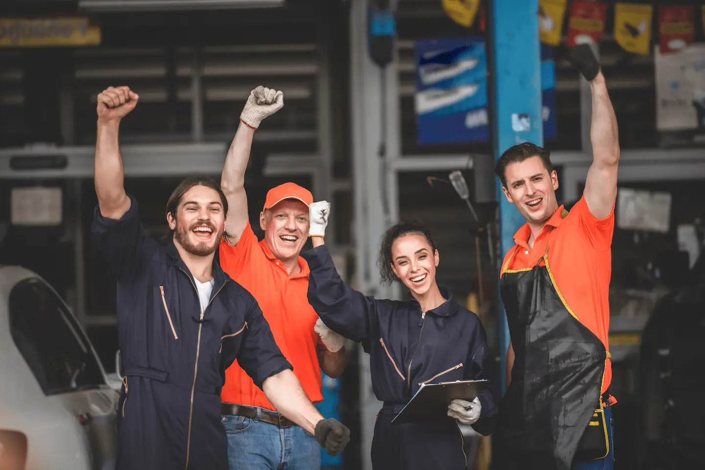 Mechanik pracujący przy samochodzie w serwisie Dash Zabrze